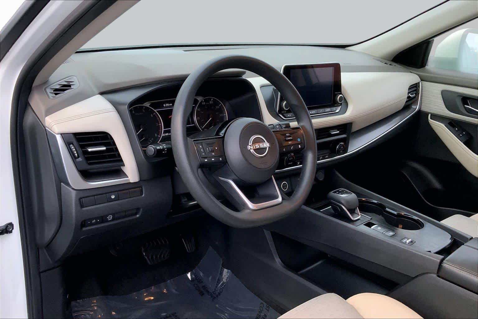 Used 2023 Pearl White Tricoat Nissan SV image 15