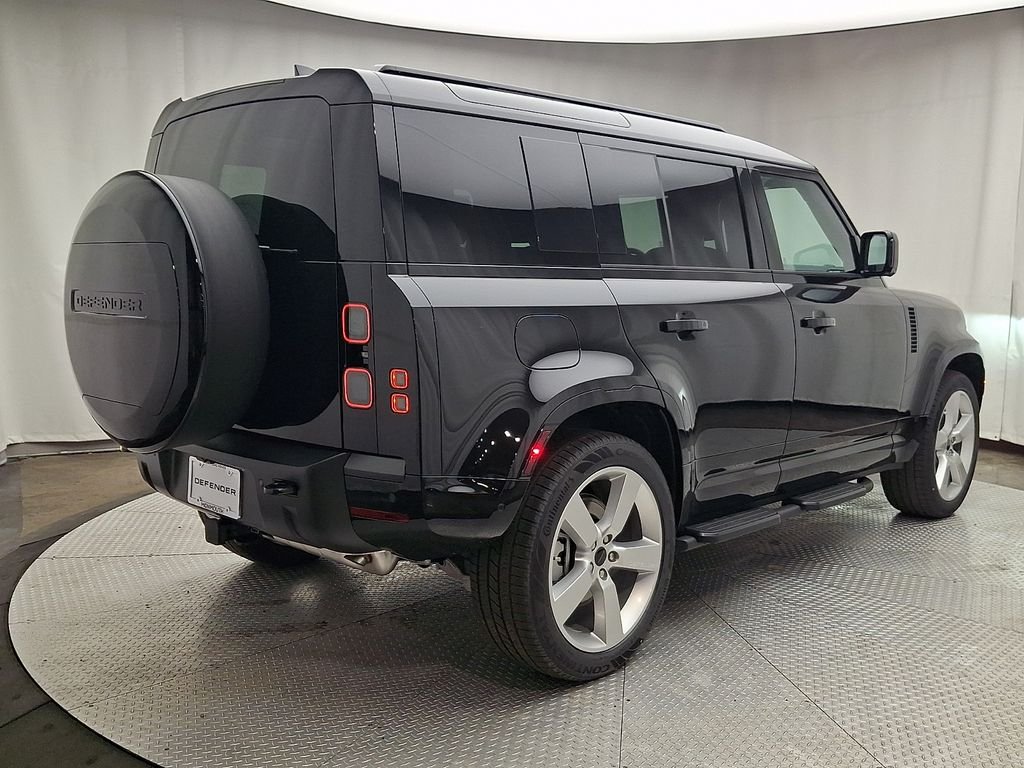 New 2026 Santorini Black Land Rover X-Dynamic SE image 3