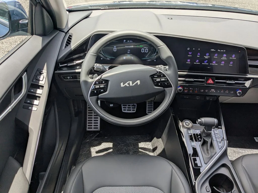 2025 Kia Niro EX Touring - Photo 16