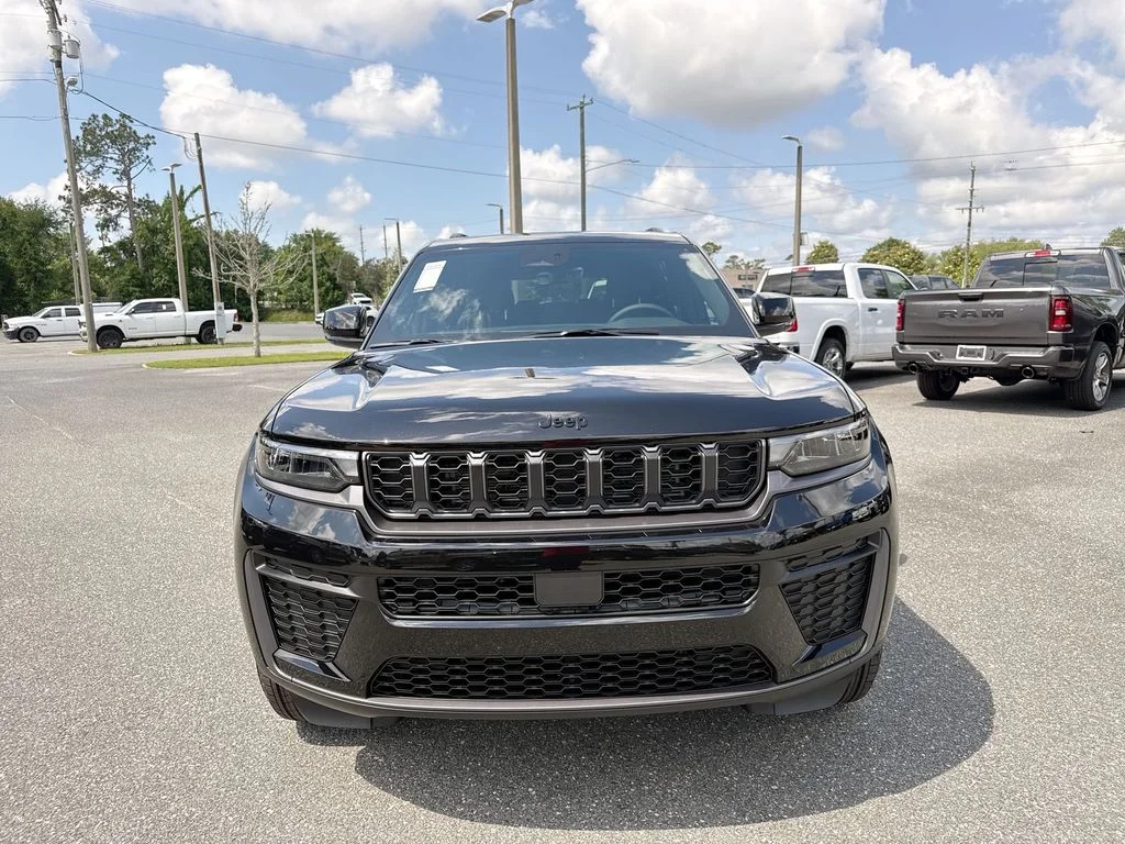 New 2026 Diamond Black Crystal Pearl-Coat Exterior Paint Jeep Laredo image 9