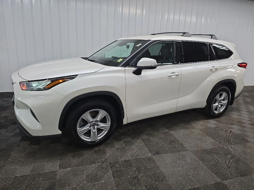Used 2020 White Toyota L image 6