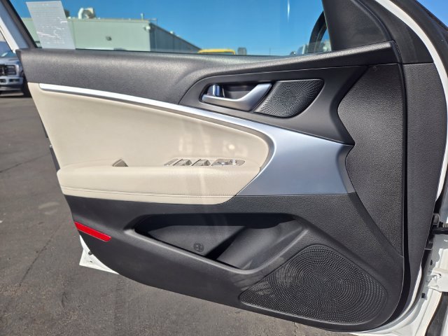 Used 2024 White Genesis 2.5T image 13