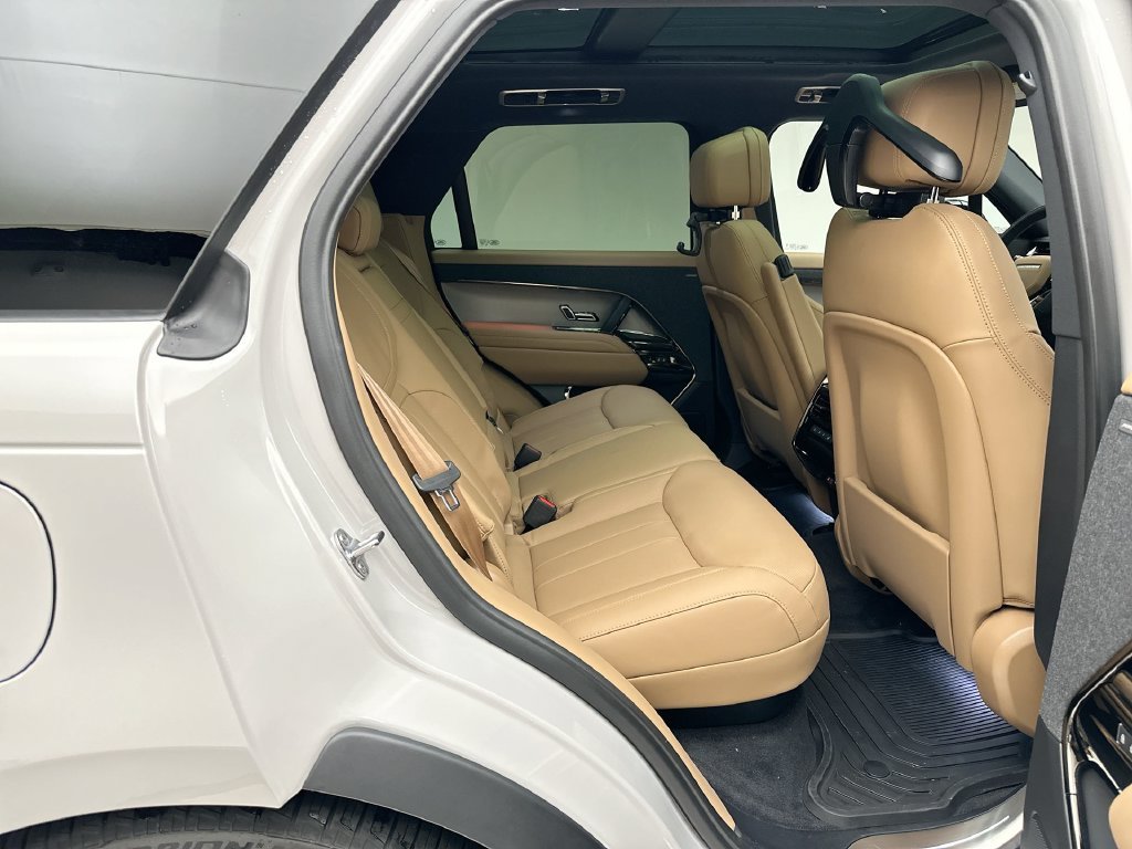 New 2027 Borasco Grey Land Rover SE image 7