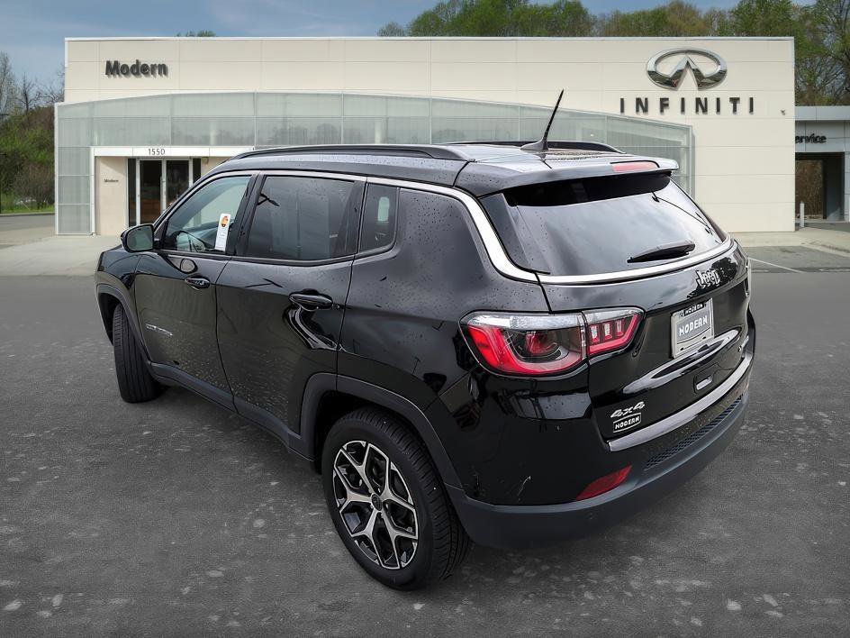Used 2025 Diamond Black Crystal Pearlcoat Jeep Limited image 5