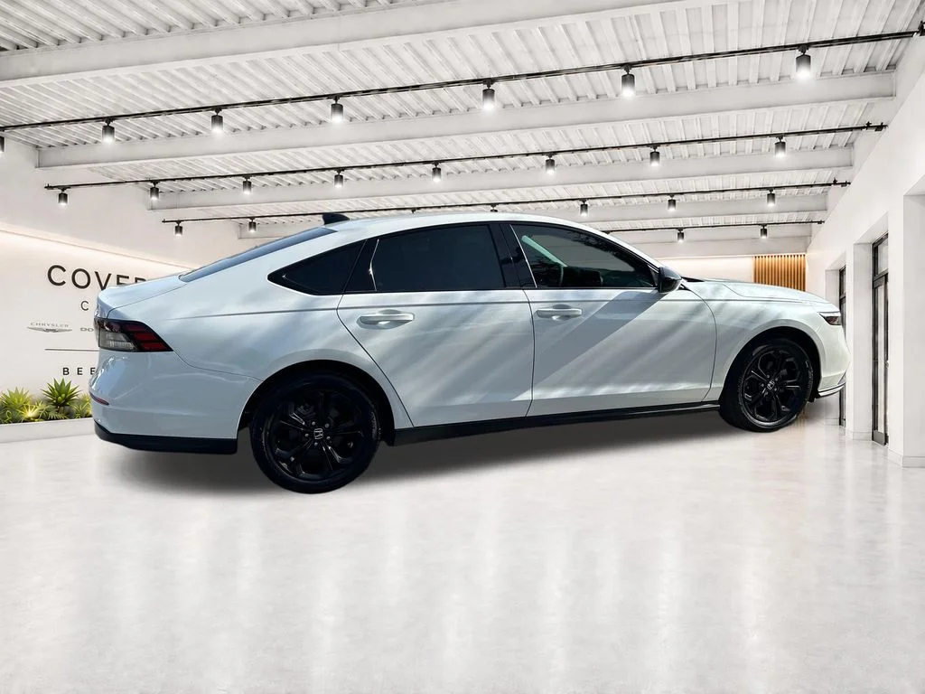 Used 2025 White Honda SE image 13