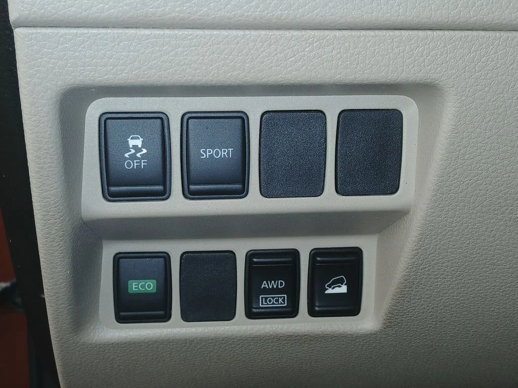Used 2016 Red Nissan SV image 17