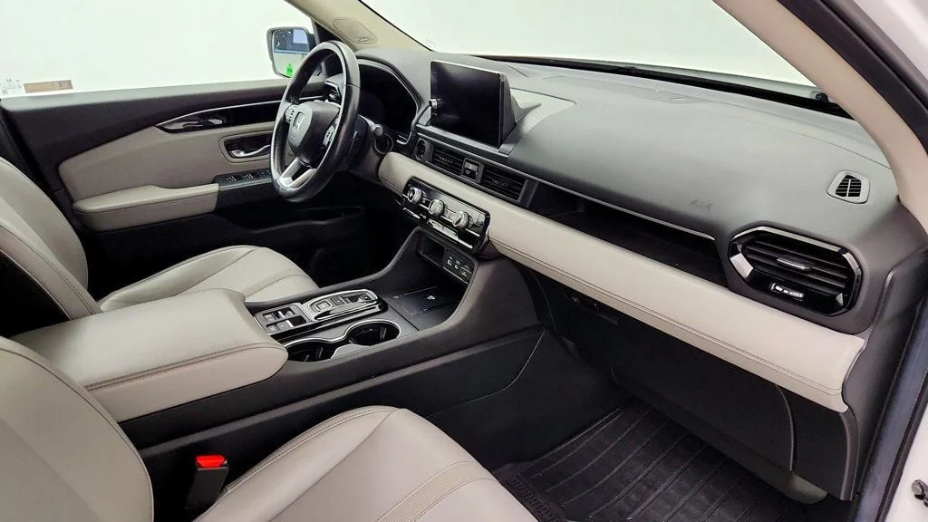 Used 2024 Platinum White Pearl Honda Touring AWD image 27