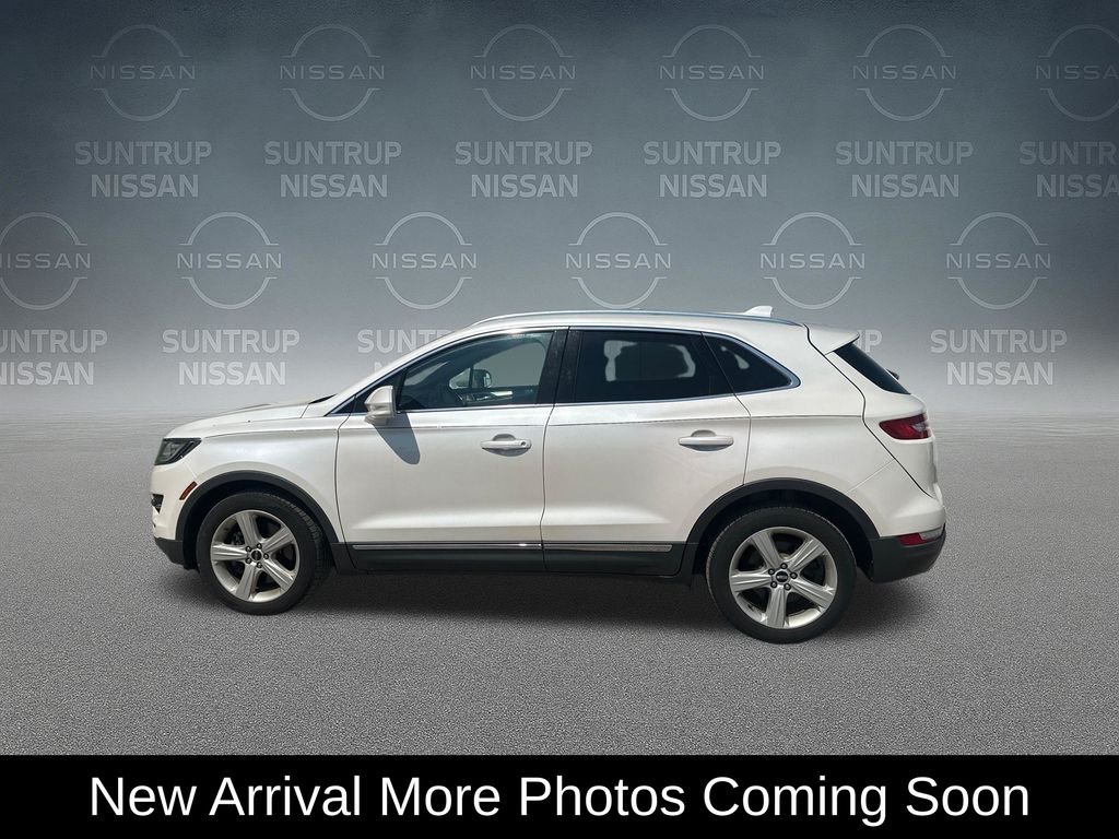 Used 2016 White Lincoln Premiere image 2