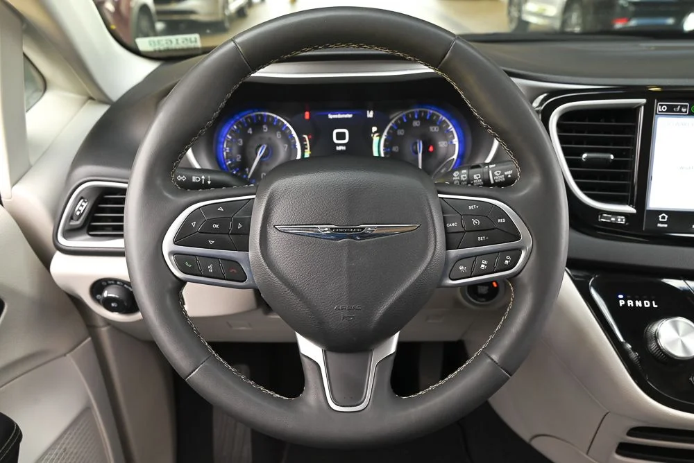 Used 2024 Black Chrysler Touring L image 19