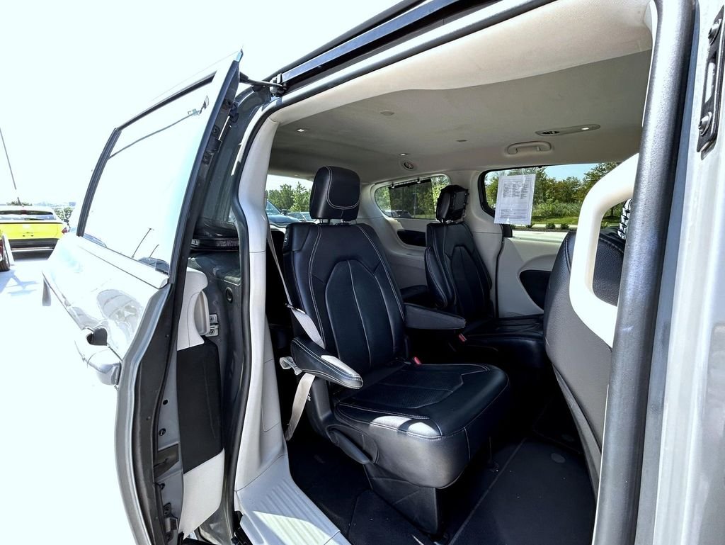 Used 2022 White Chrysler Touring L image 18