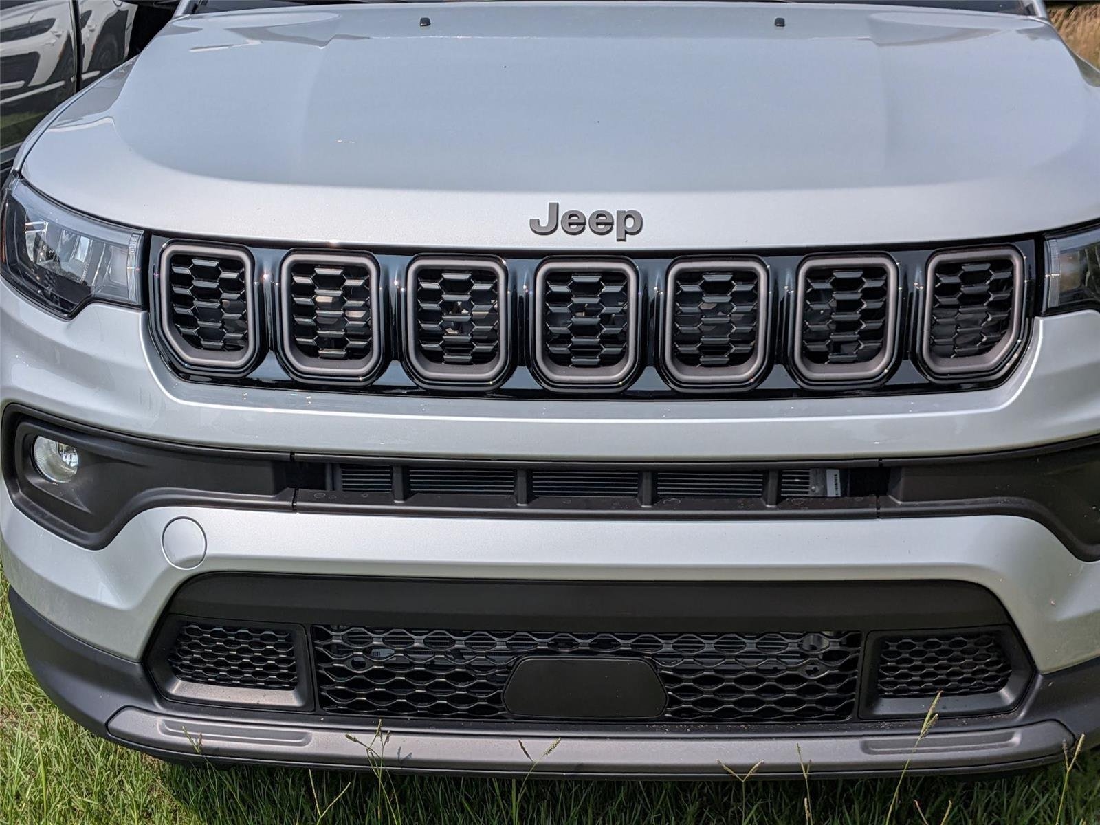 New 2026 Silver Zynith Metallic Clear-Coat Exterior Paint Jeep Latitude Altitude image 2