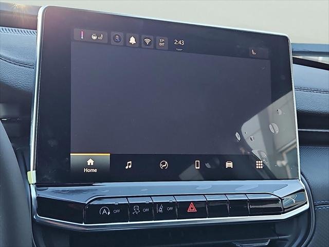 New 2026 Diamond Black Crystal Pearl-Coat Exterior Paint Jeep Latitude image 22
