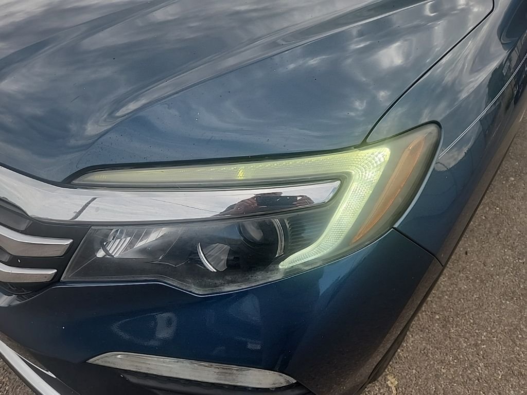 Used 2017  Honda Touring image 6