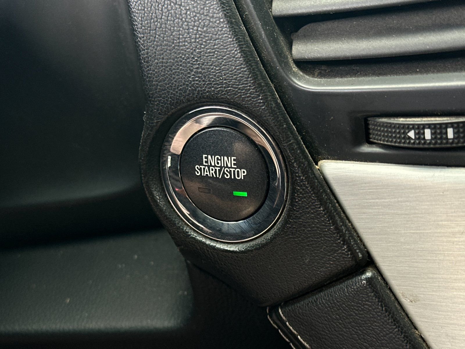 Used 2015 Iridium Metallic GMC SLT image 21
