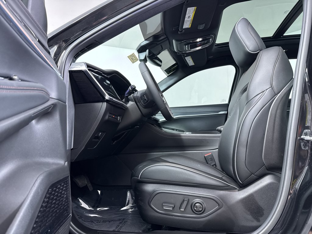 Used 2025 Diamond Black Crystal Pearlcoat Jeep Limited image 7