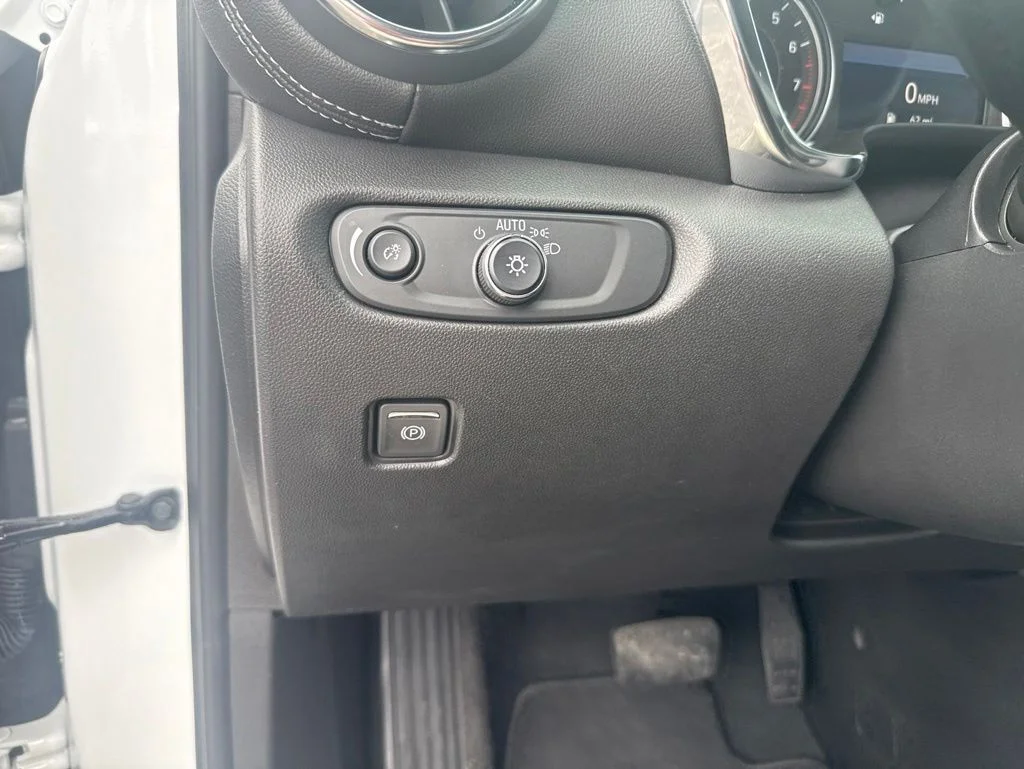 Used 2025 White Chevrolet LT image 31