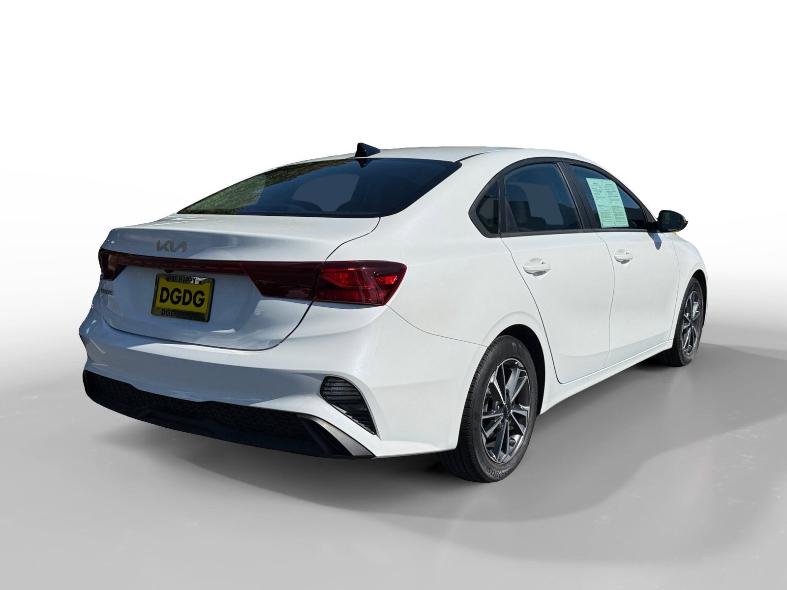 Used 2022 Snow White Pearl Kia LXS image 5