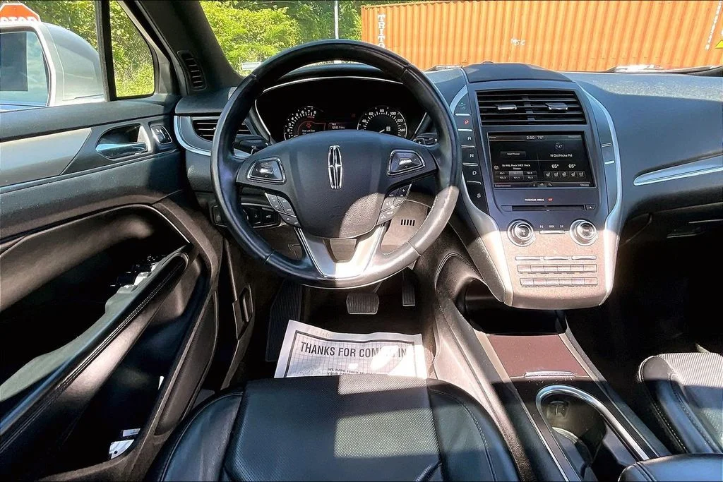 Used 2015 Silver Lincoln Base image 4