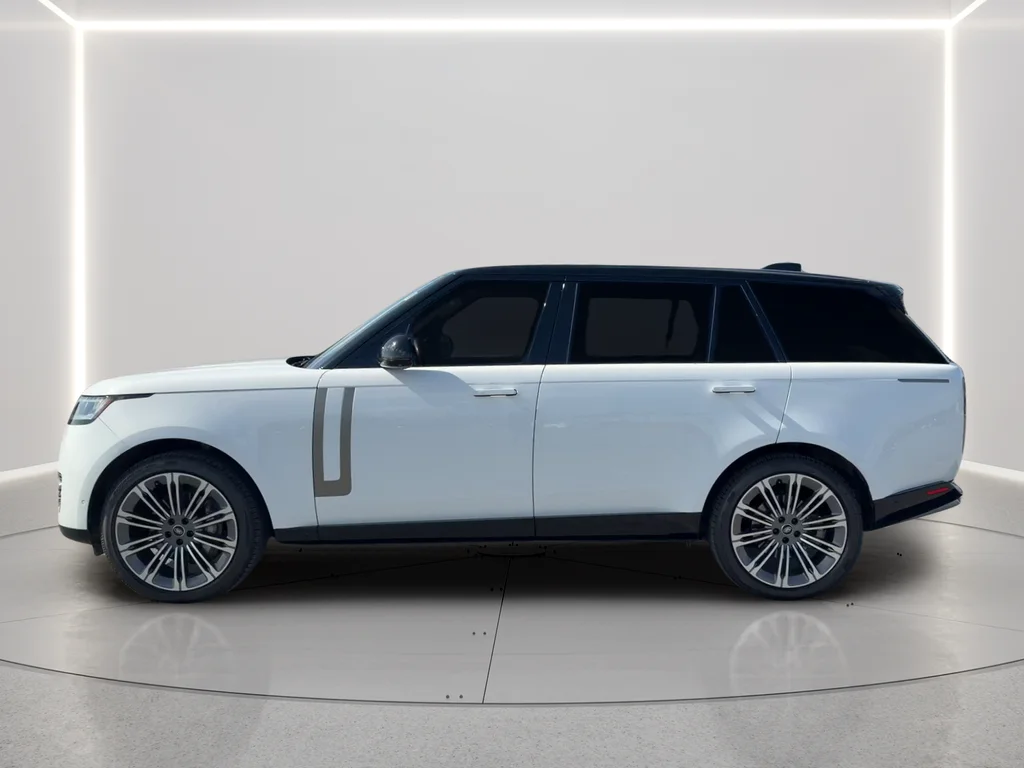 Used 2025 White Land Rover SE image 8