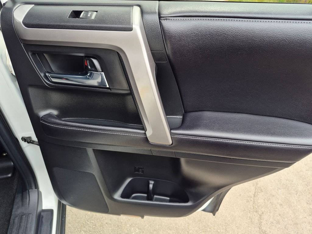 Used 2016 White Toyota SR5 image 20