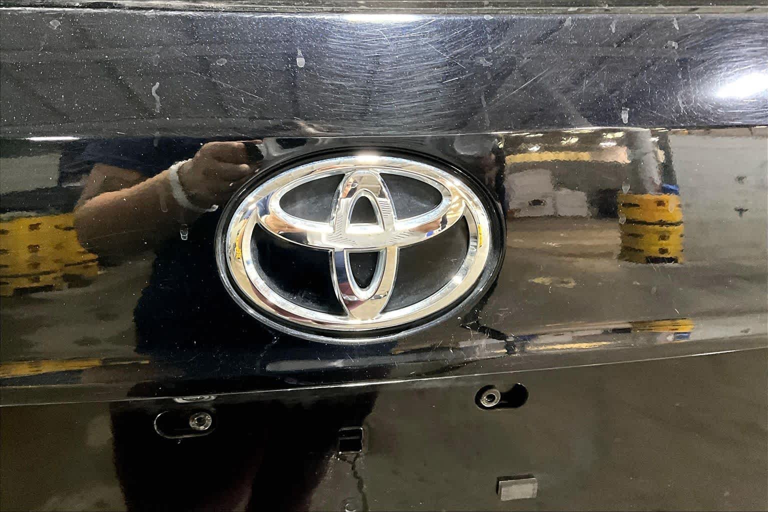 Used 2023 Midnight Black Metallic Toyota L image 31