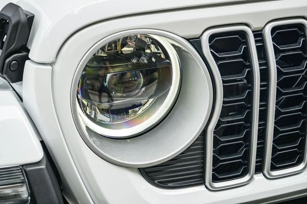 New 2026 Bright White Clear-Coat Exterior Paint Jeep Sahara image 8