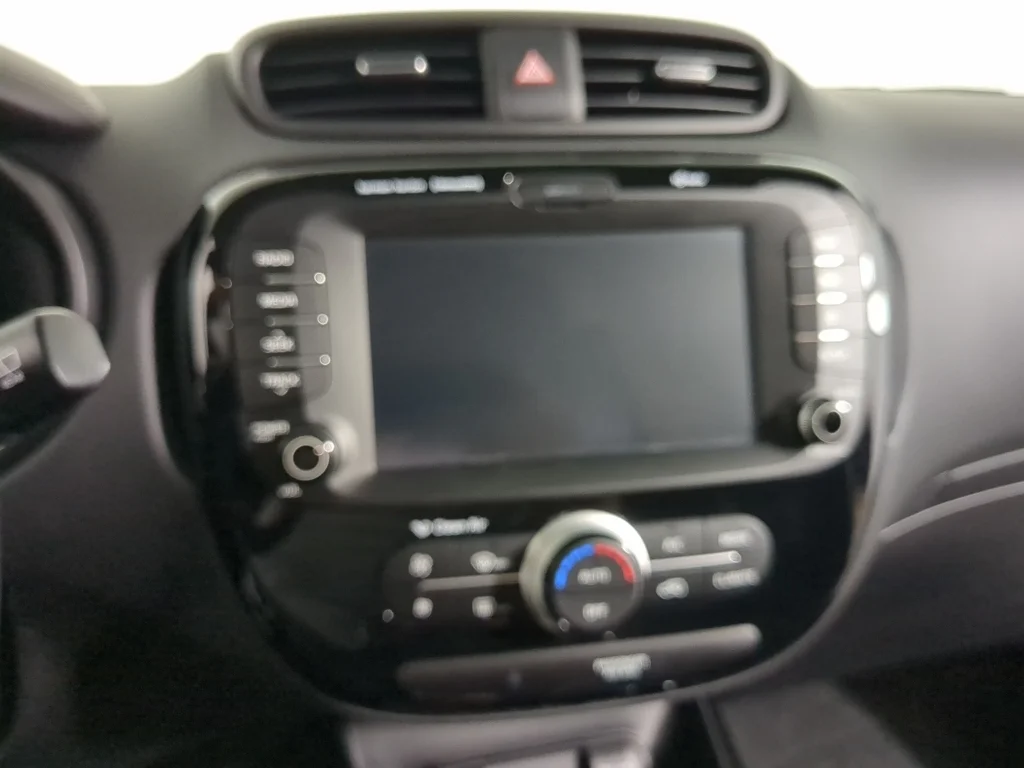 Used 2018 Silver Kia + image 23
