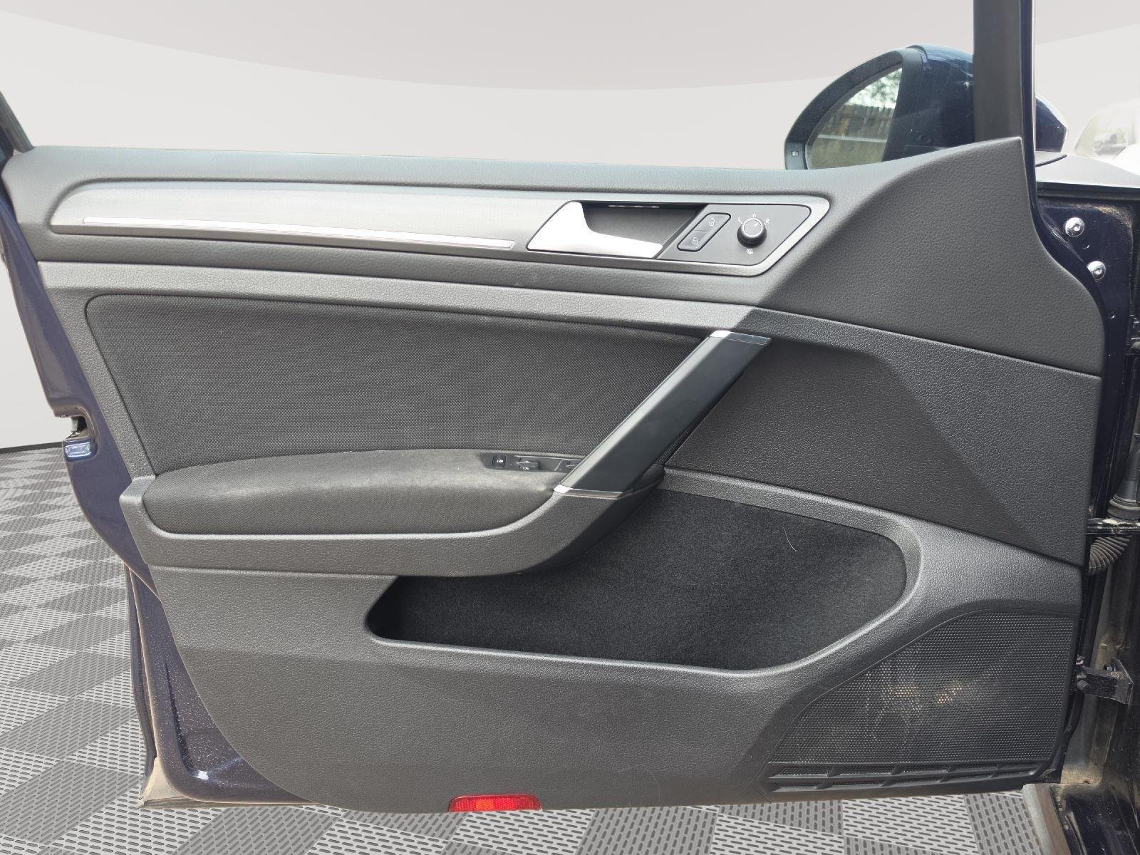 Used 2018 Night Blue Metallic Volkswagen S image 9