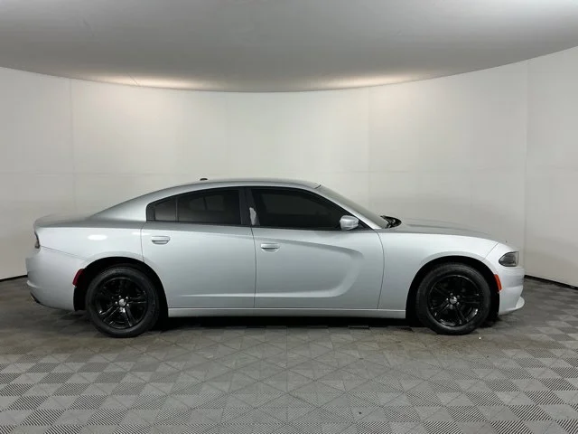 Used 2019  Dodge SXT image 4