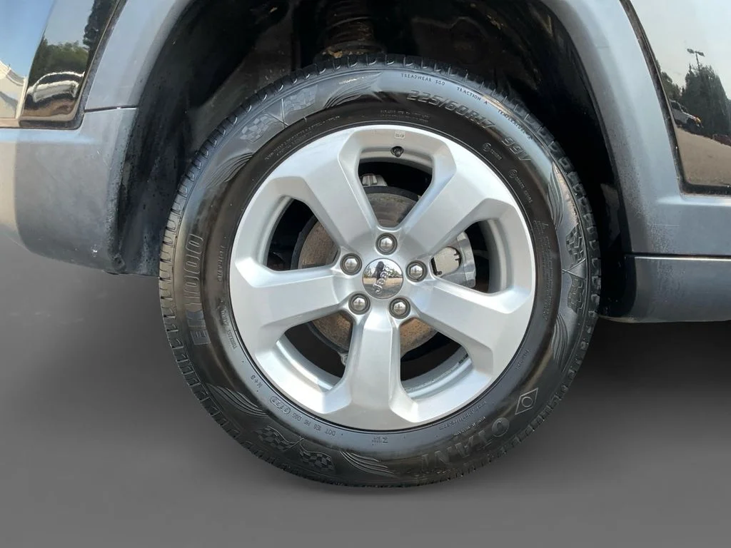 Used 2021 Black Jeep Latitude image 10