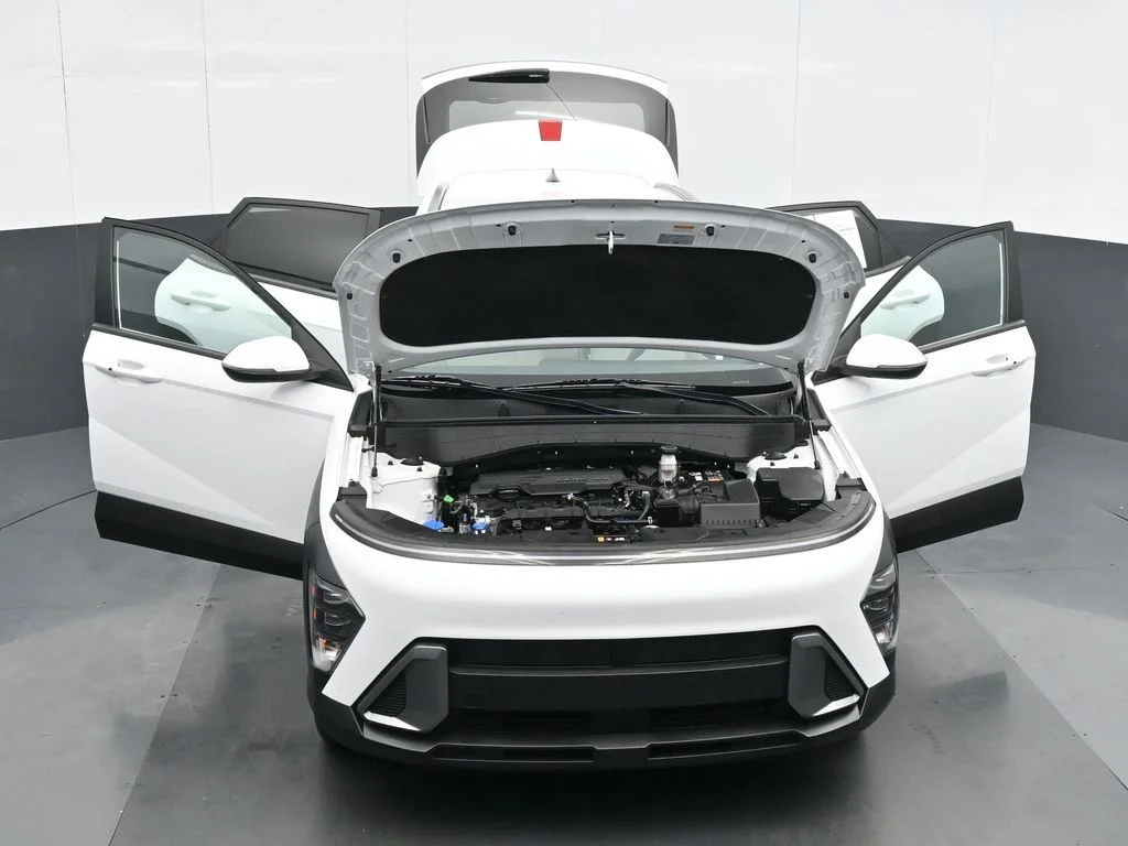 Used 2025 White Hyundai SEL image 35