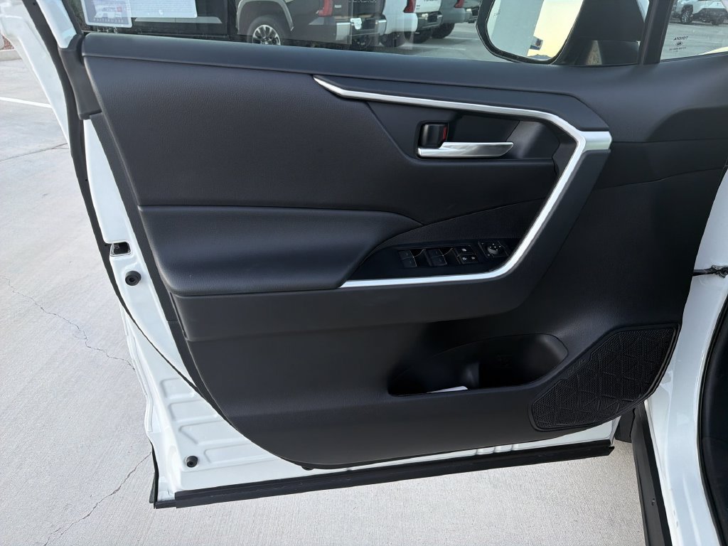 2024 Toyota RAV4 SE - Photo 9