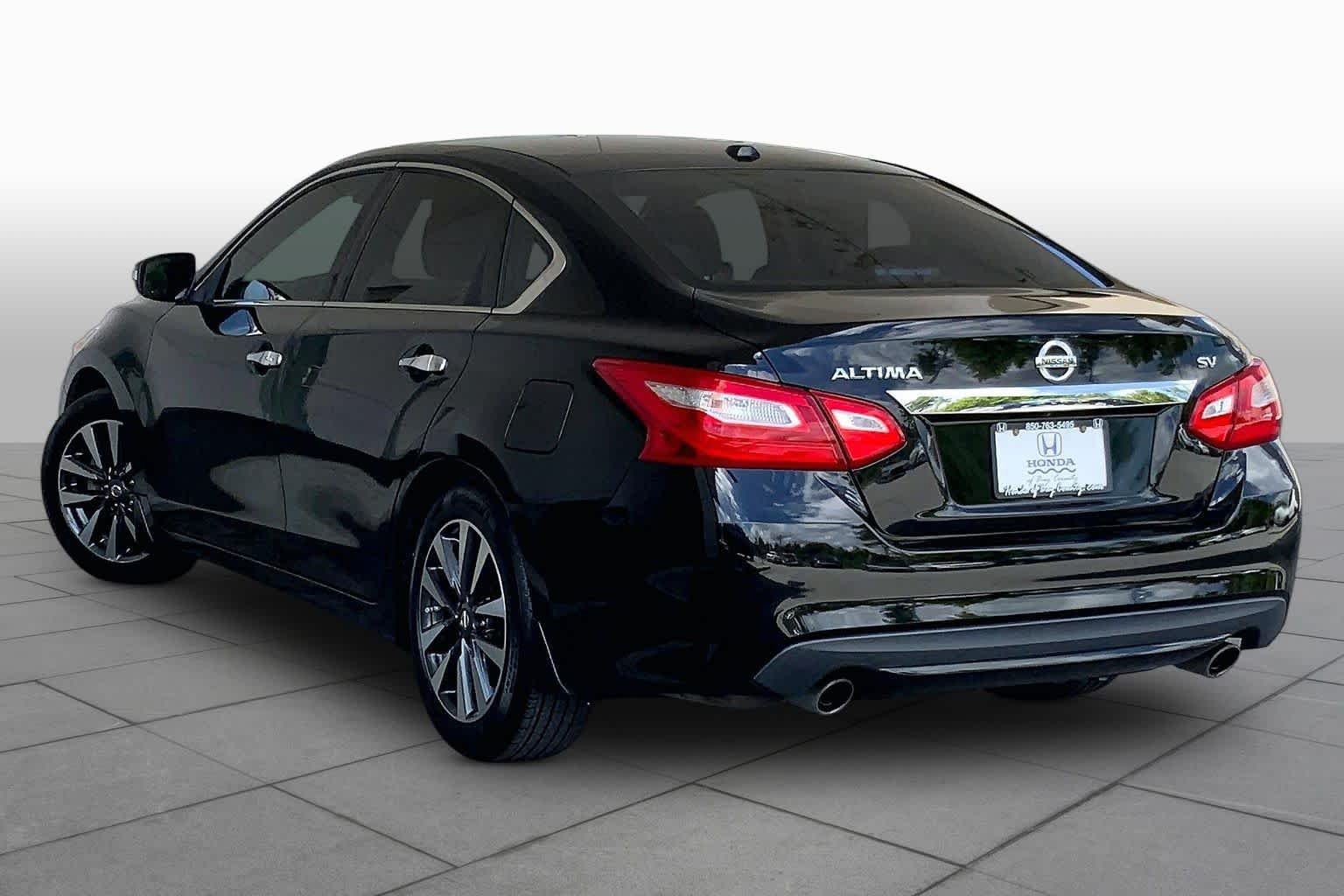 Used 2016 Super Black Nissan 2.5 SV image 12