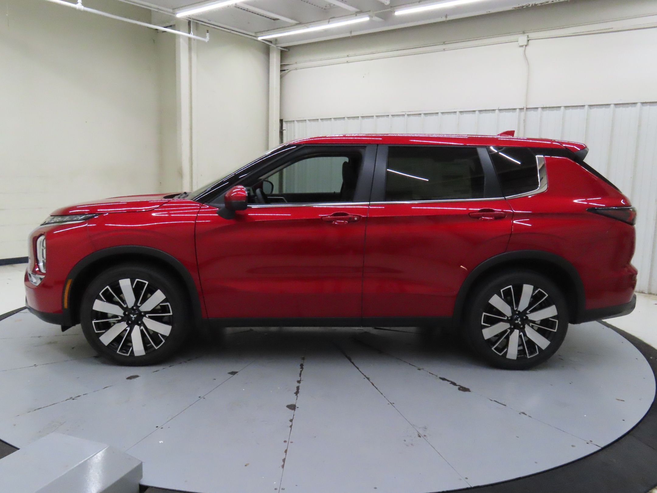 Used 2025 Red Mitsubishi SE image 7