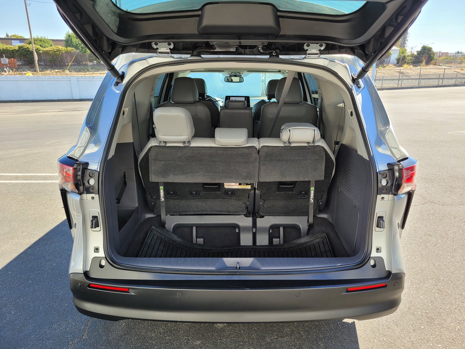 Used 2022 Silver Toyota XLE image 10