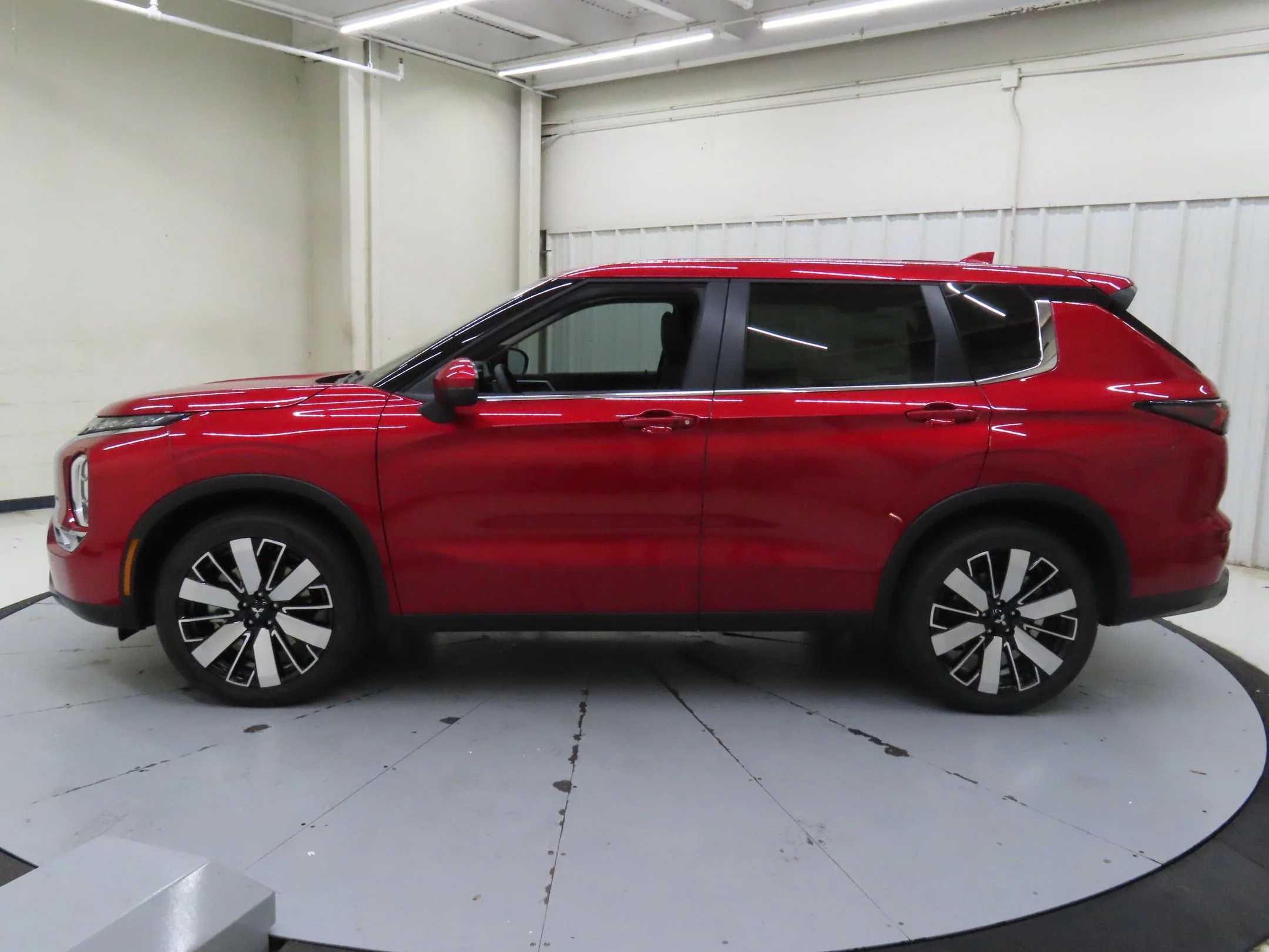Used 2025 Red Mitsubishi SE image 7