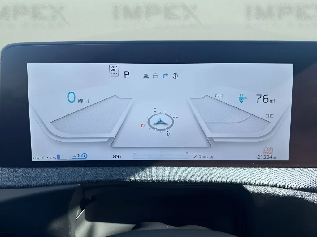 Used 2023 White Kia Wind image 26