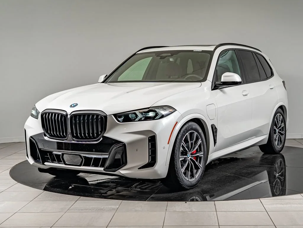 New 2026 White Metallic BMW xDrive50e image 1