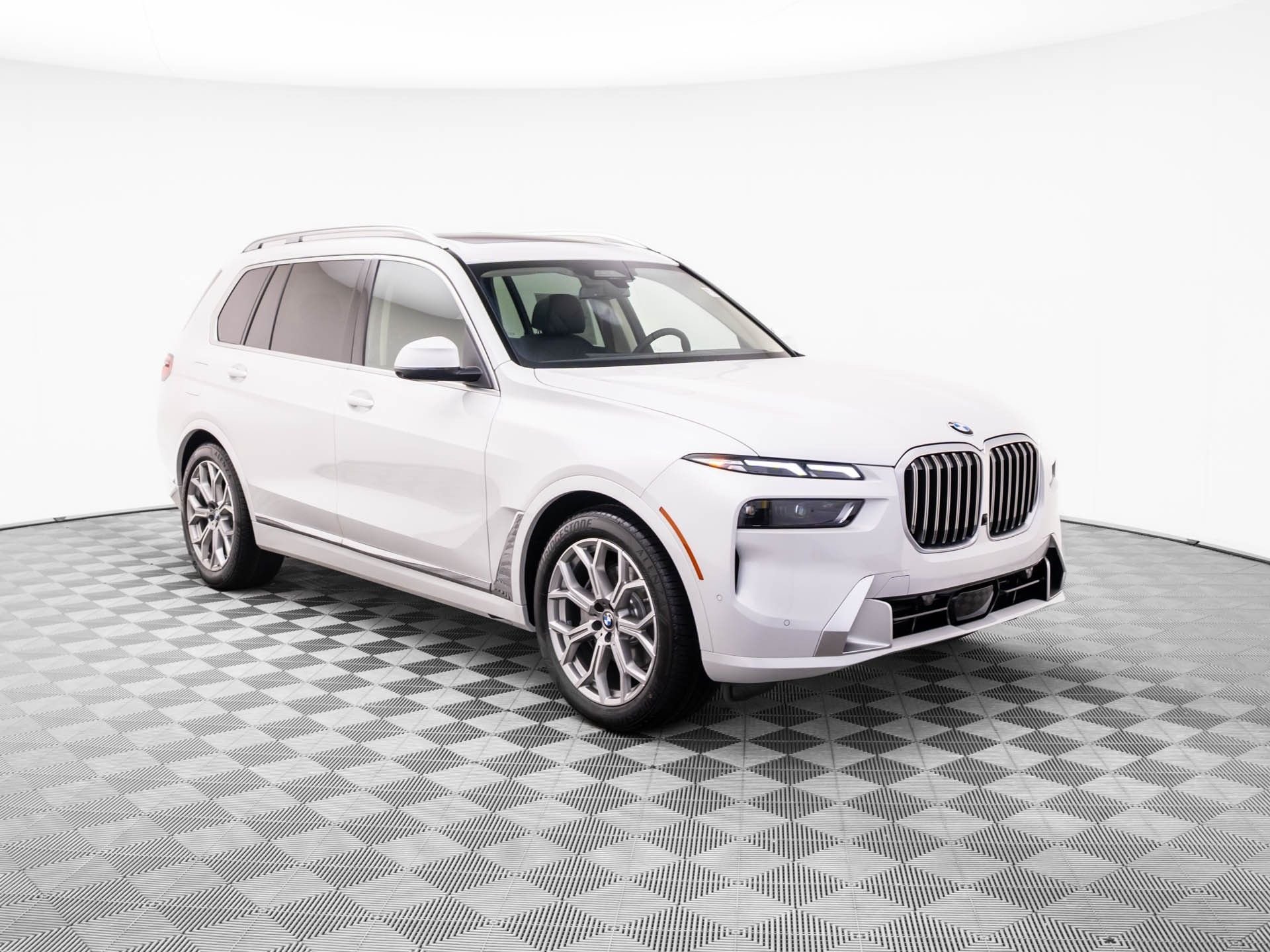 New 2026 Mineral White Metallic BMW xDrive40i image 7