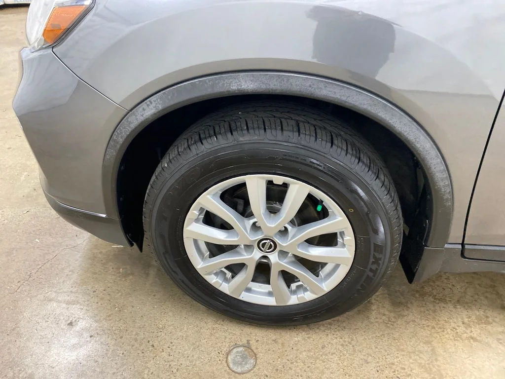 2017 Nissan Rogue SV - Photo 16