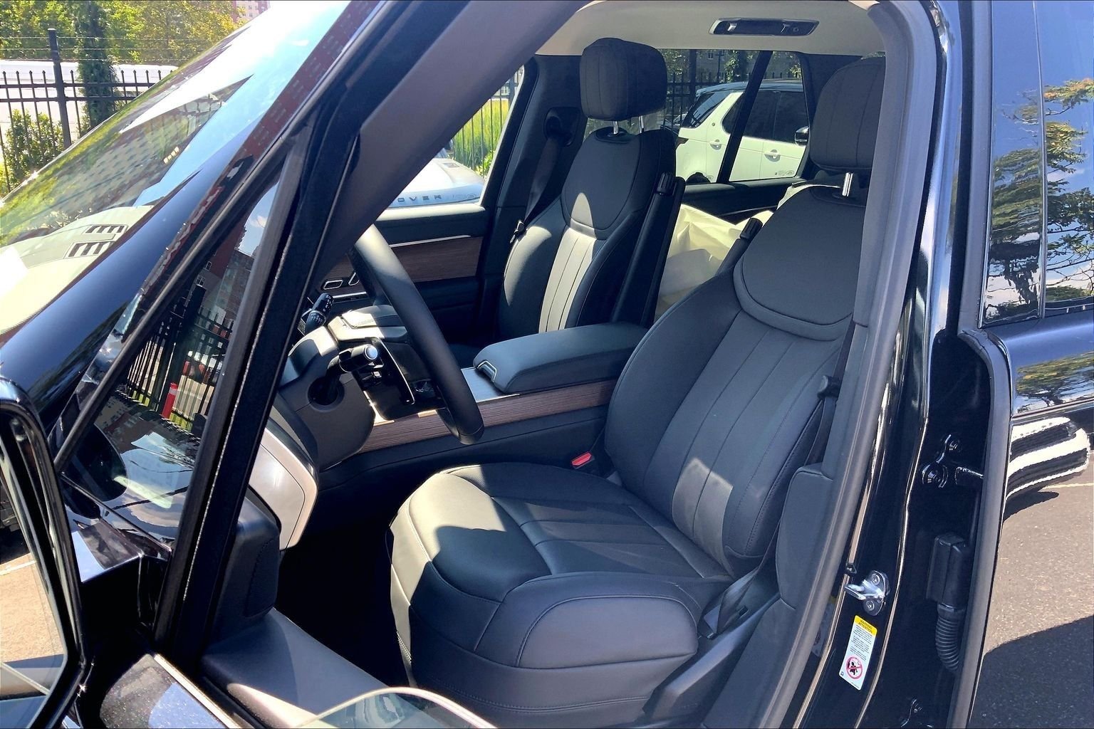 New 2027 Santorini Black Land Rover SE image 9