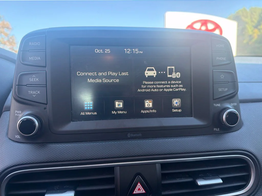 Used 2021 White Hyundai SE image 13
