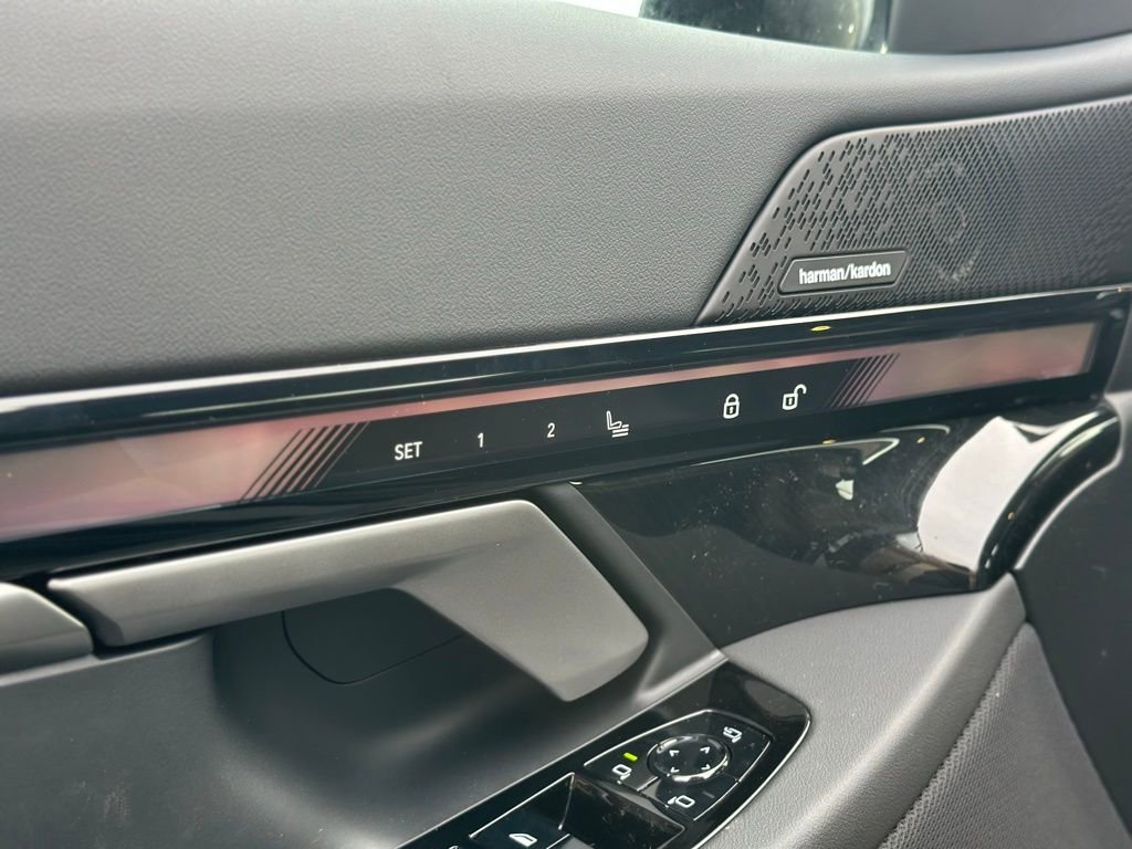 New 2026 Black Sapphire Metallic BMW 530i xDrive image 18