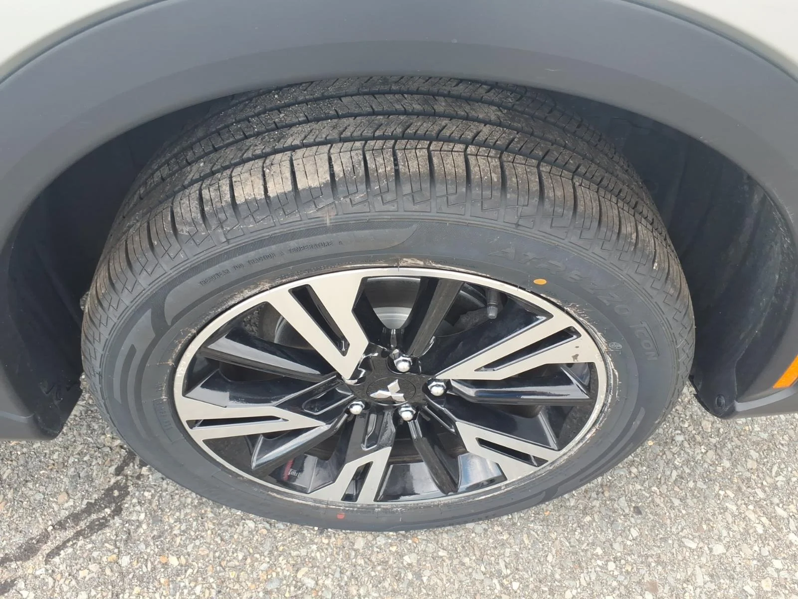 Used 2024 Silver Alloy Mitsubishi SE image 10