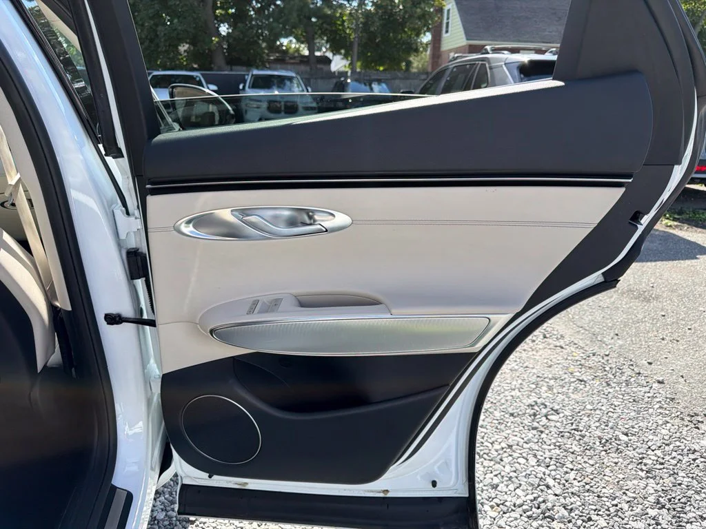 Used 2024 White Genesis 2.5T image 21