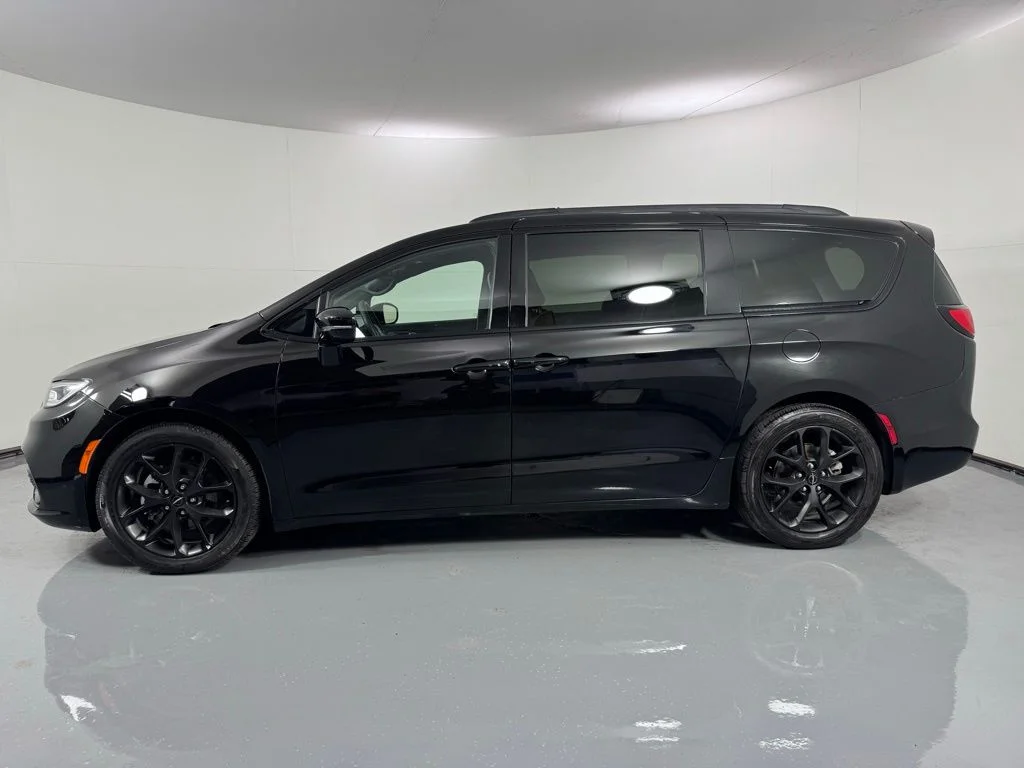 Used 2025 Black Chrysler Limited image 8