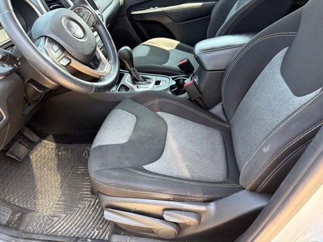 Used 2014 White Jeep Latitude image 7