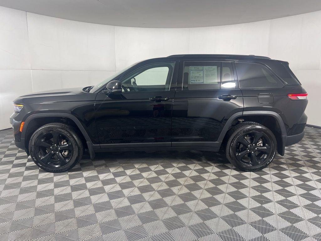Used 2025 Diamond Black Crystal Pearlcoa Jeep Altitude X image 6