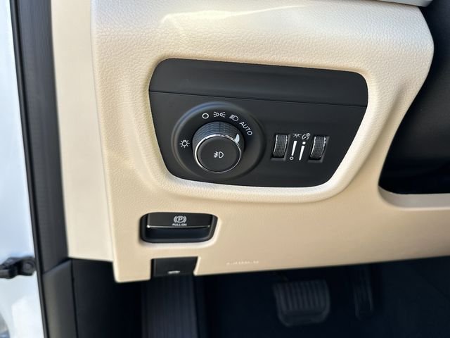 New 2025 White Jeep Limited image 37