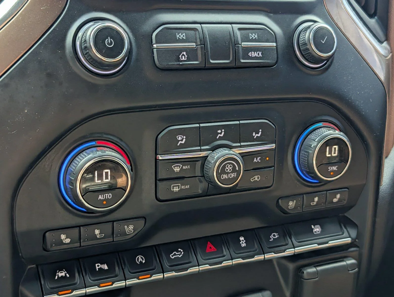 Used 2020 IRIDESCENT PEARL TRICOAT Chevrolet High Country image 21